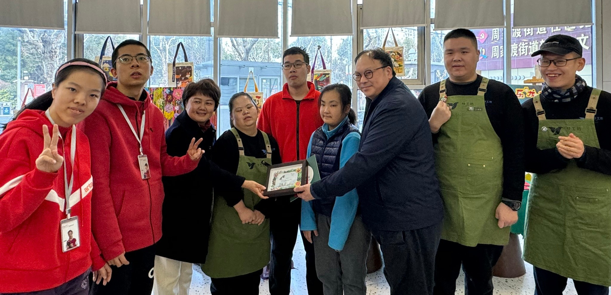 與當地學生合照