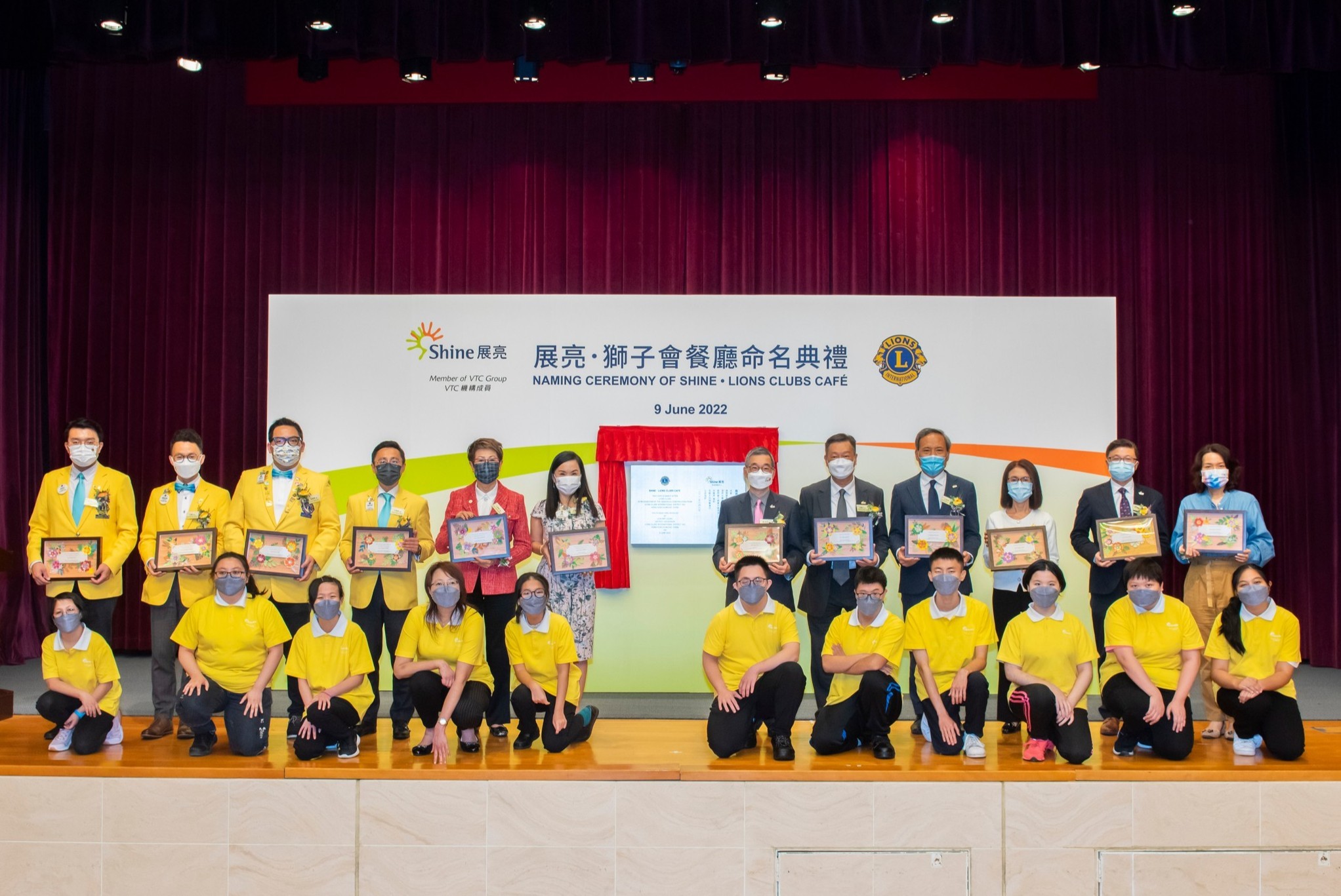 嘉賓與展亮學生於台上合照