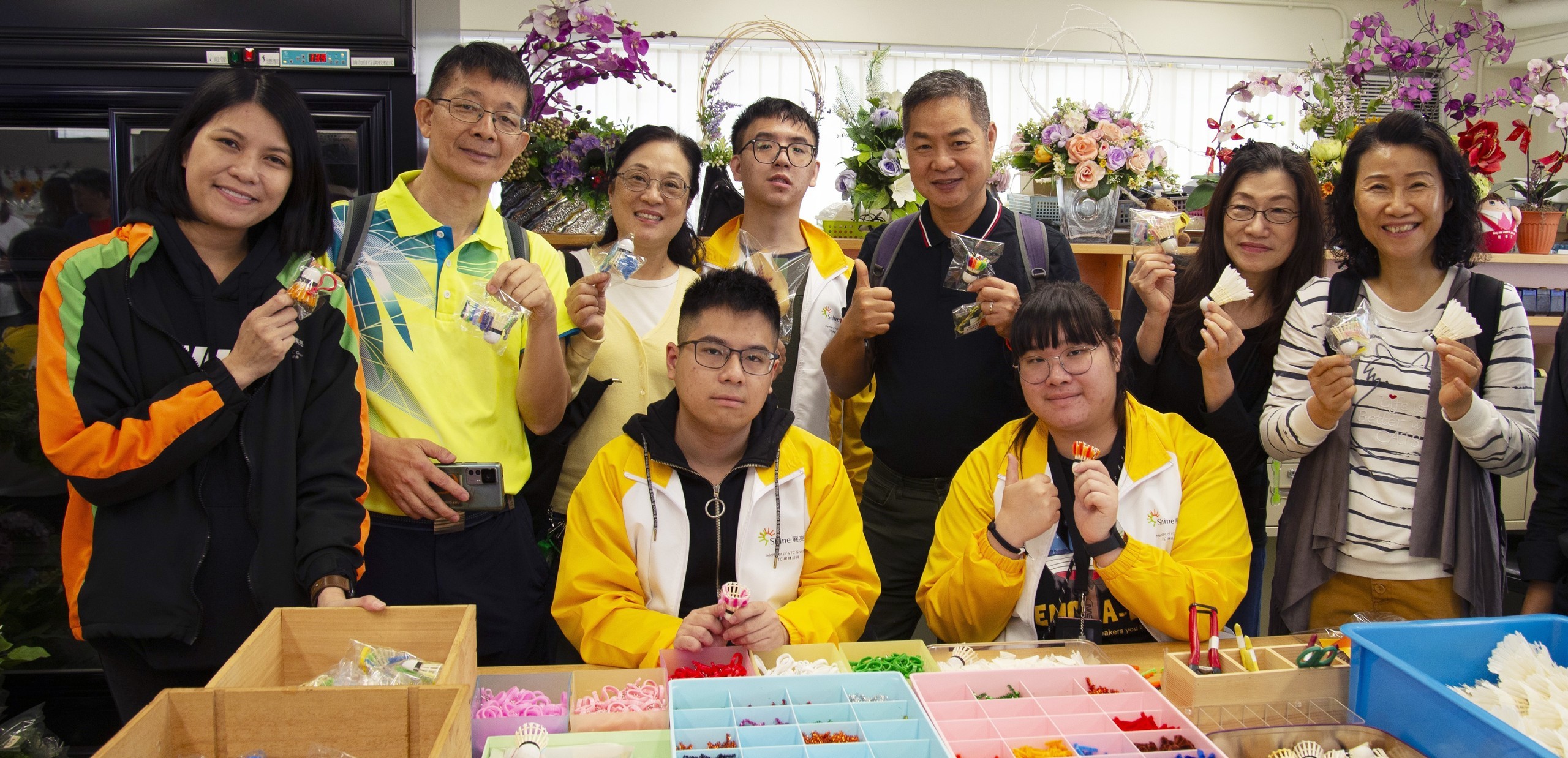 来宾领取展亮学生亲手制作之纪念品