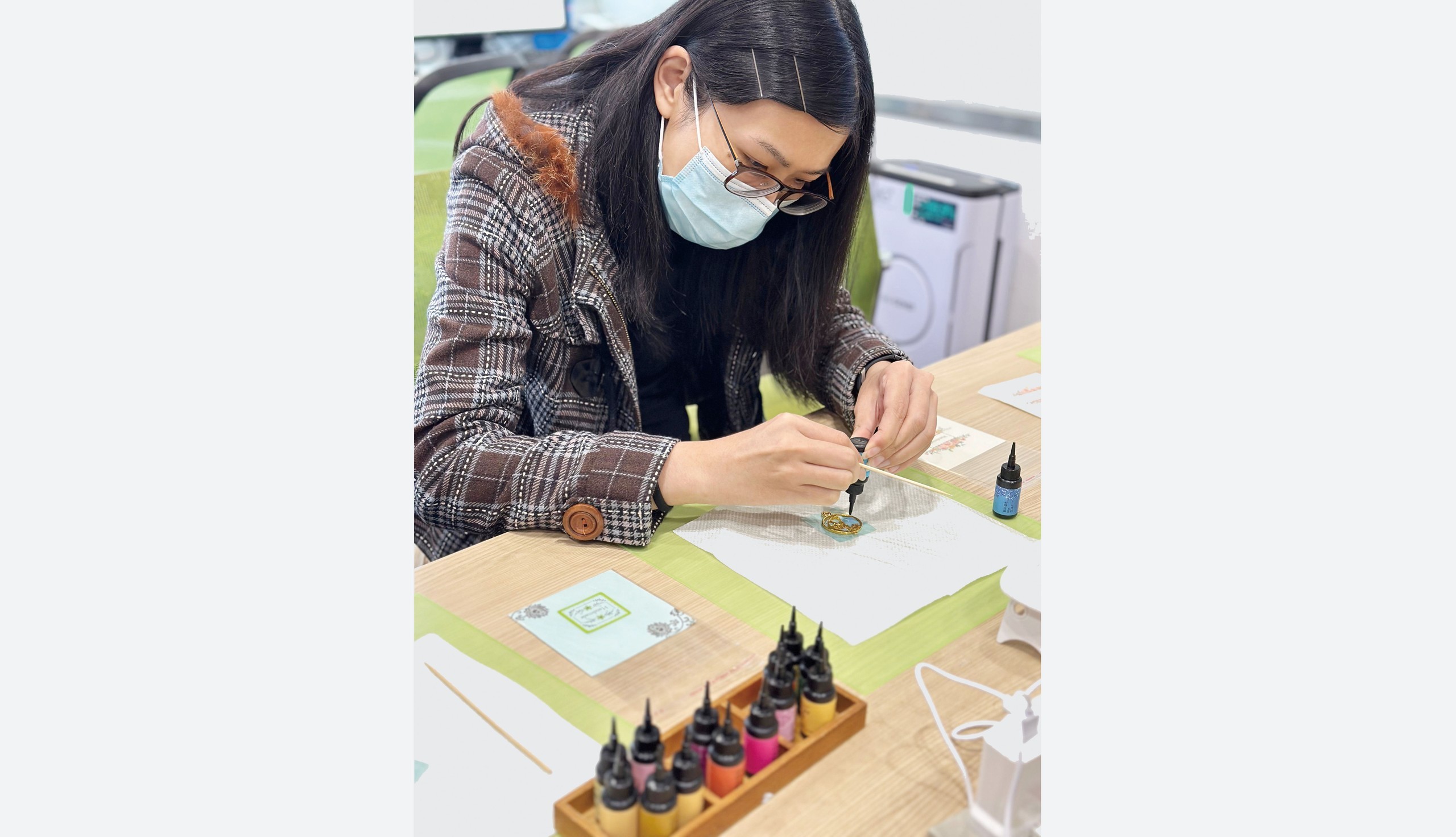 来宾参与UV滴胶工作坊