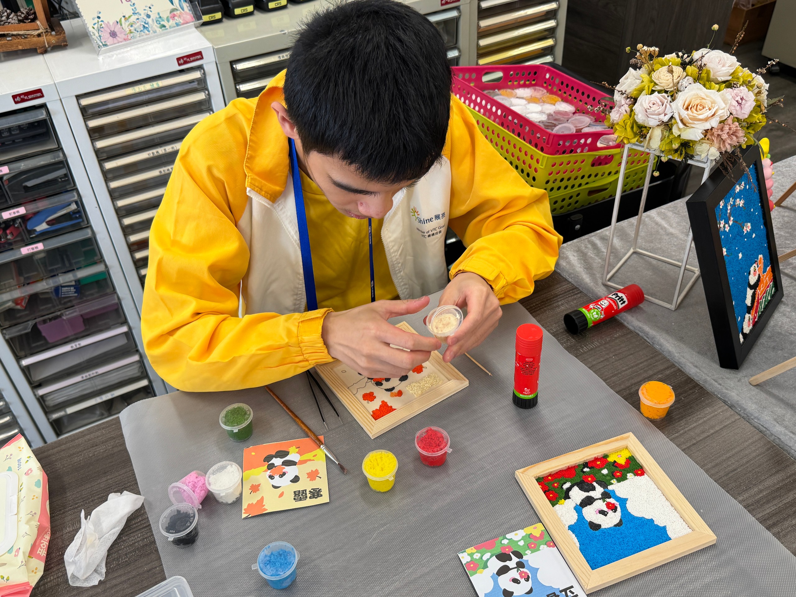 Demonstrating pulp painting skills – SSC (Tuen Mun)