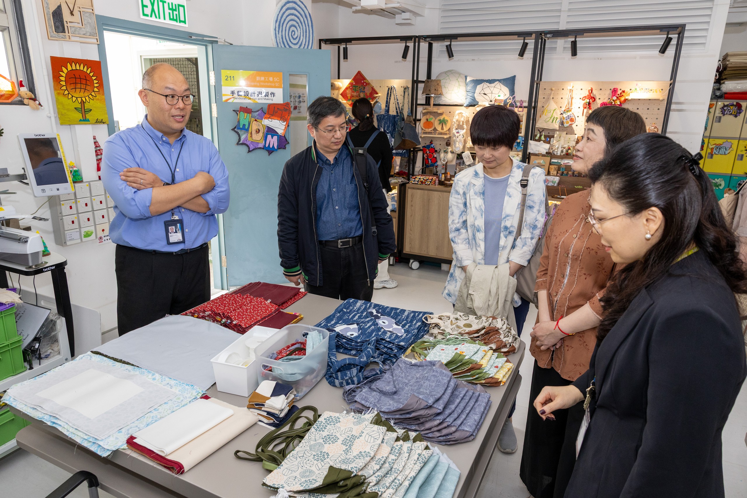 来宾参观手艺设计与制作训练工场