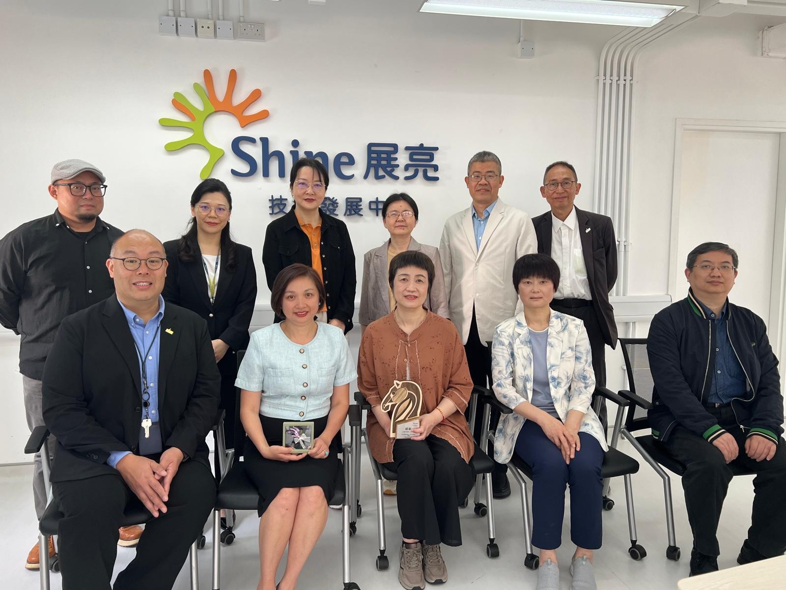 上海巿残疾人联合会代表团参访展亮