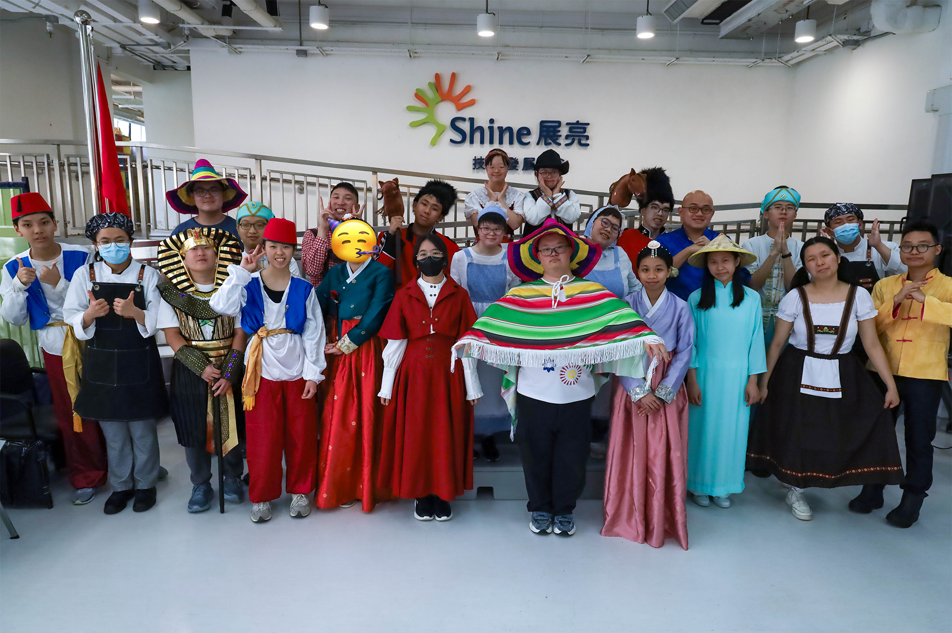 学生呼应展亮(观塘)「多元文化聚展亮」的主题,穿上不同民族服饰