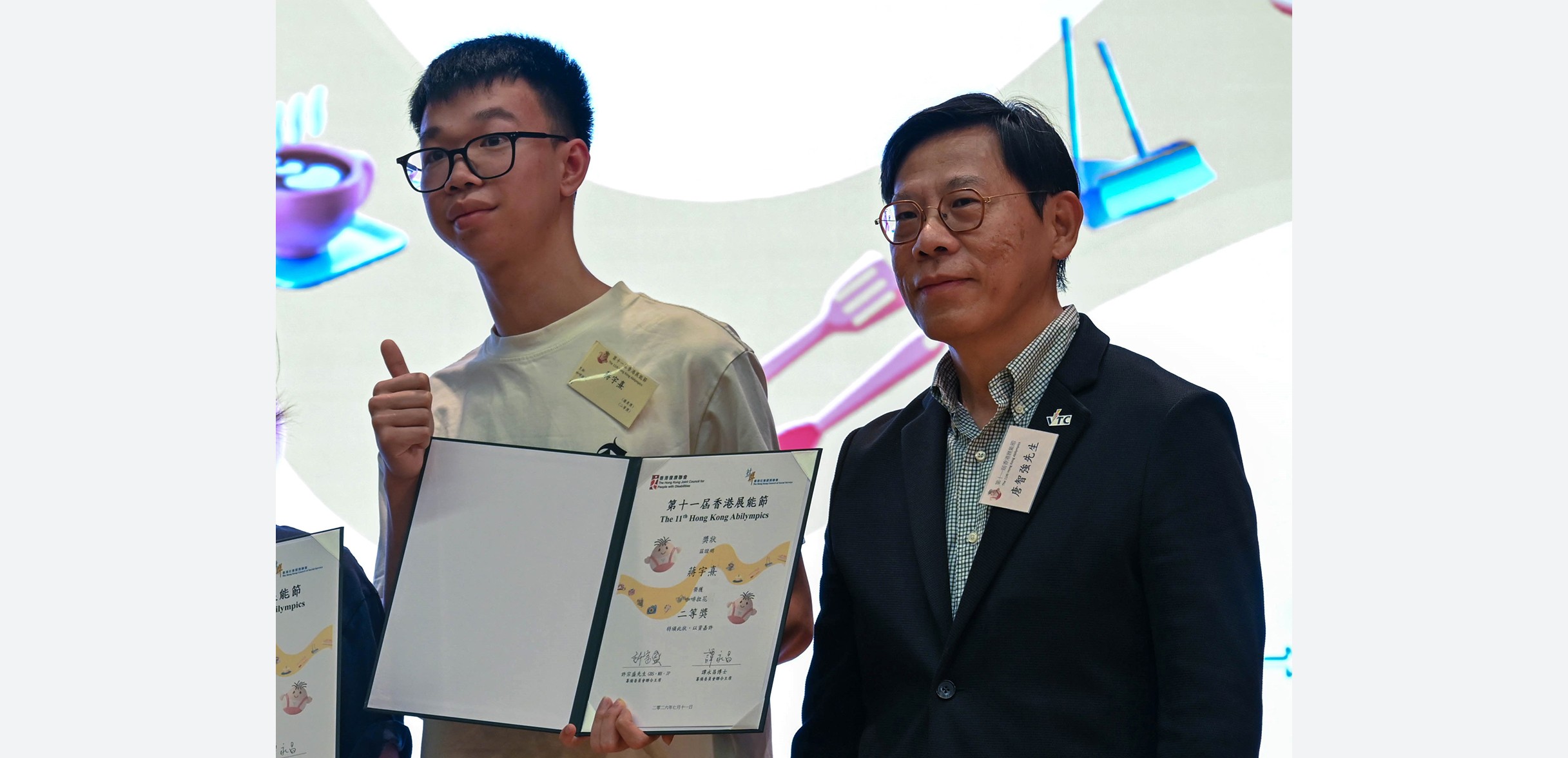 職業訓練局執行幹事唐智強先生, GBS, JP頒發獎項予展亮得獎者
