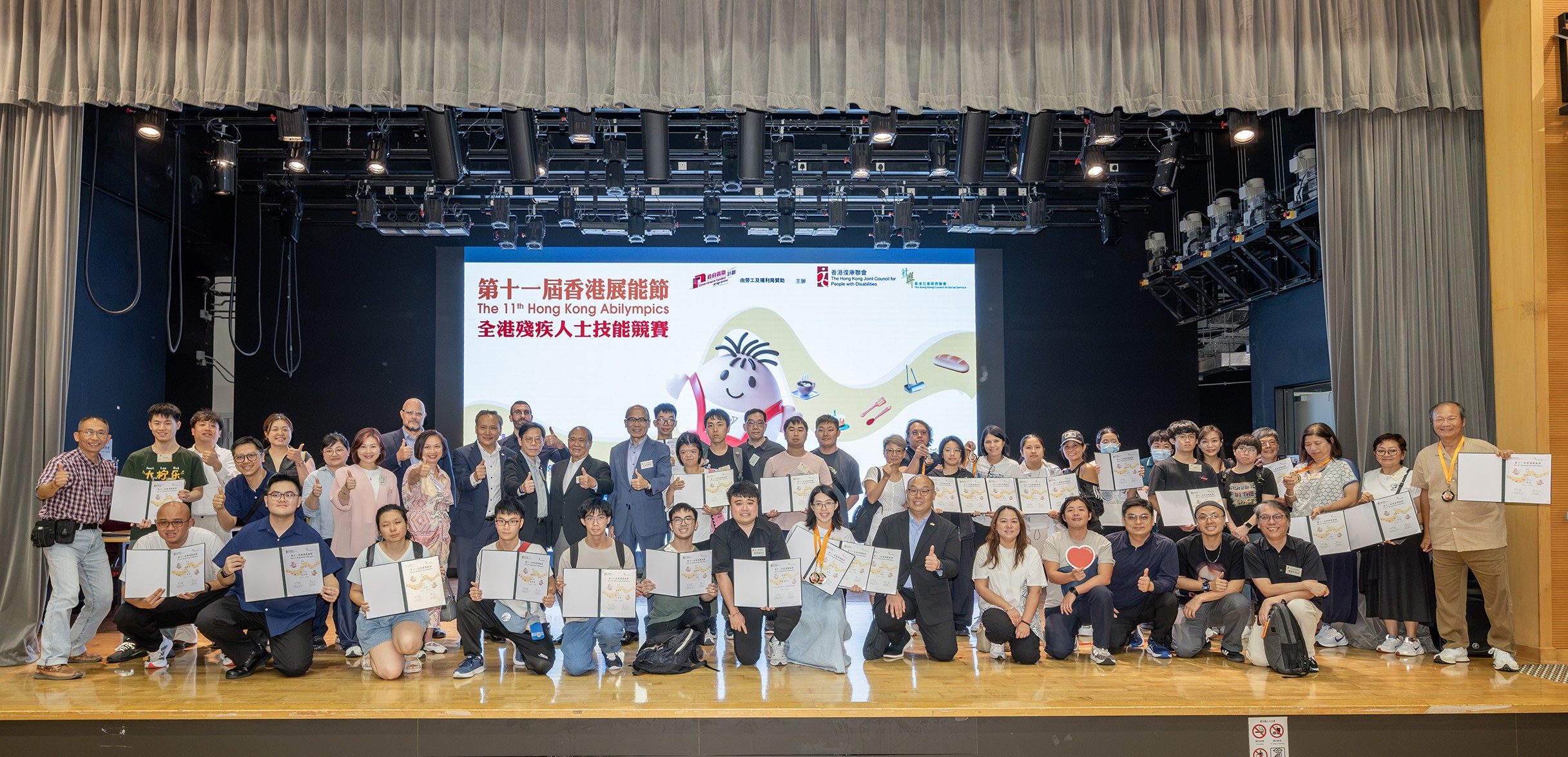 展亮得獎者及導師與嘉賓於台上分享喜悅