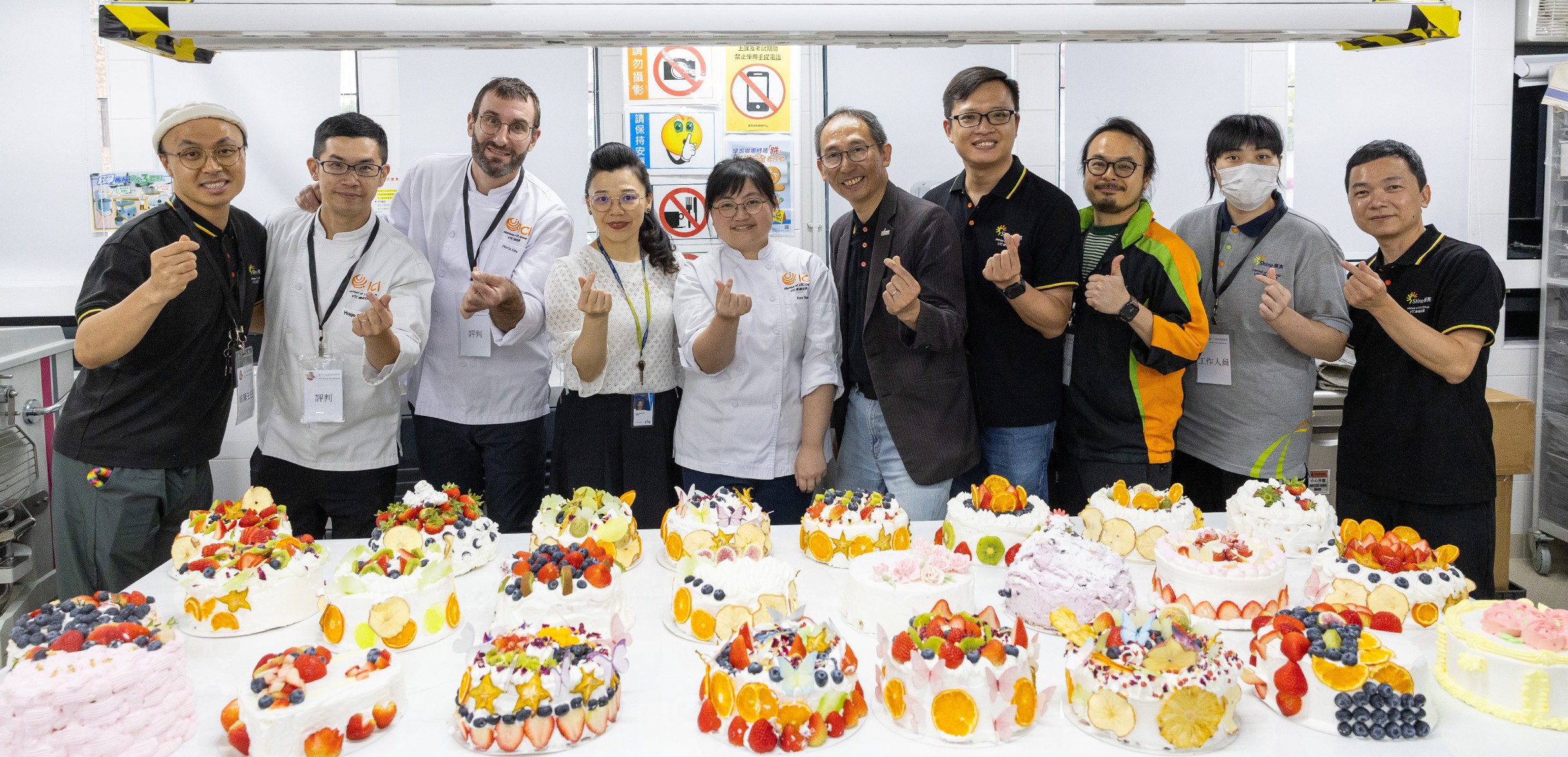 蛋糕装饰赛项之评审及工作人员与参赛作品合照